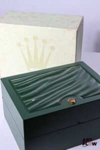 ROLEX Boîte et sur boîte, numérotée 30.00.71 15 x 11,5 x 8 cm Accidents, tâches