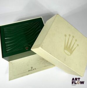 ROLEX Boîte et sur boîte, numérotée 32.00.02 20 x 15 x 8,5 cm Accidents, tâches