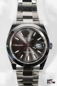 ROLEX Montre bracelet homme en acier, modèle Oyster Perpetual 41, à mouvement mécanique à remontage automatique, le boîtier de forme ronde à cadran à fond soleillé gris, index bâtons luminescents, lunette lisse, verre saphir, guichet date à 3h, seconde centrale, le bracelet Oyster poli-brossé. Diamètre 41mm Longueur du bracelet : 14,5 cm env. Référence 126300 La Rolex Oyster Perpetual a été introduite pour la première fois en 1926 et a marqué une avancée majeure dans l’horlogerie. Elle fut l’une des premières montres étanches dotées d’un mouvement automatique au monde. Très bon état Fourni avec son set complet comprenant boîte, sur boîte, garantie, tags d'origine, manuel d'utilisation et maillons supplémentaires Garantie datée du 03/11/21 et donc encore valable jusqu'au 03/11/26 Fonctionnelle au moment de la rédaction du catalogue, révisée récemment, mécanisme non garanti. Expert : AFB Expertises horlogerie