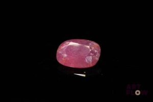 Rubis coussin. Jolie couleur, inclusions, givres. 3.75 cts. 11.1mm x 8.5mm
