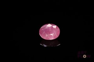 Rubis ovale. 4.66 cts. 10.7mm x 9.4mm