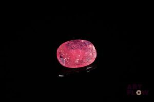 Rubis ovale. Inclusions, givres. 1.71 ct. 10.0mm x 7.3mm
