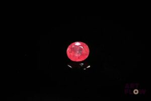 Rubis ovale. Jolie couleur, inclusions. 0.80 ct. 5.7mm x 5.0mm