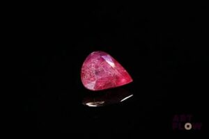 Rubis poire. 3.26 cts. 10.5mm x 9.5mm
