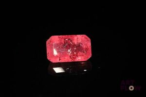 Rubis rectangulaire à pans coupés. Inclusions. 5.30 cts. 11.9mm x 7.3mm