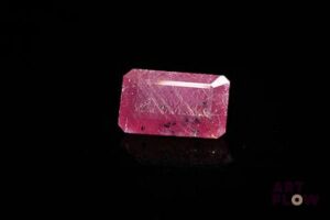 Rubis rectangulaire à pans coupés. Non chauffé. 6.83 cts. 13.0mm x 7.8mm