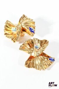 SAINT LAURENT Paire de clips d’oreilles en metal doré ornés de strass. Signés au dos. 6,5 × 6 cm environ dans son pochon et sa boite d’origine