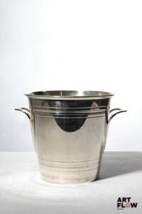 SAINT MEDARD Seau à champagne en métal argenté Hauteur : 19,5 cm Diam : 21 cm Rayures d'usage