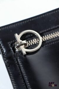 Salvatore FERRAGAMO Sac ceinture ou belt bag en cuir vernis noir. Longueur totale : 95 cm Ceinture taille 75 env Quelques petites usures