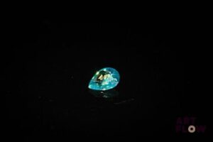 Saphir bicolore bleu et jaune poire. VS. 0.50 ct. 4.0mm x 6.0mm