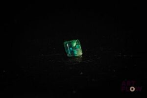 Saphir bicolore carré fantaisie. 0.59 ct. 4.0mm x 5.0mm