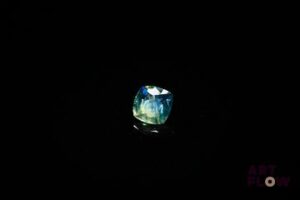 Saphir bicolore coussin. Jolie couleur. 0.59 ct. 4.5mm x 4.5mm