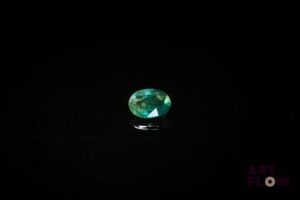 Saphir bicolore . Probablement Australie, très belle couleur, VS. 0.79 ct. 6.0mm x 5.0mm