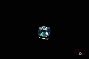 Saphir bleu canard coussin. Très jolie couleur. 0.55 ct. 5.0mm x 4.5mm