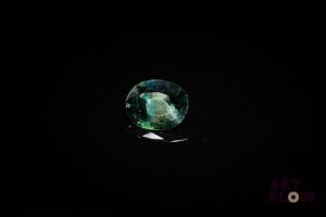 Saphir bleu vert ovale. Inclusions. 1.37 ct. 8.2mm x 7.0mm