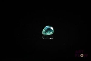 Saphir bleu vert poire. Inclusions. 0.63 ct. 5.8mm x 5.0mm