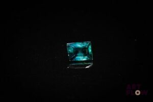 Saphir bleu vert rectangulaire à pans vifs. Jolie couleur. 1.21 ct. 6.5mm x 5.0mm