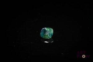 Saphir coussin. Givres, egrisures. 0.80 ct. 5.0mm x 5.0mm