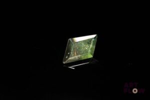 Saphir fantaisie. Probablement Australie. 1.50 ct. 11.8mm x 6.0mm
