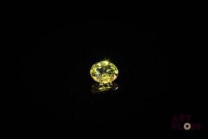 Saphir jaune ovale. Belle couleur, belle clarté. 0.58 ct. 5.5mm x 4.8mm