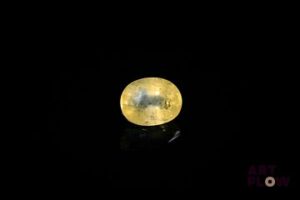Saphir jaune ovale. Très belle couleur, color zoning. 2.45 cts. 8.6mm x 6.5mm