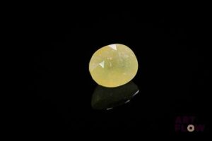 Saphir jaune pâle ovale. Inclusions. Probablement Malawi. 5.24 cts. 10.5mm x 8.5mm