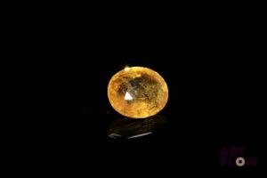 Saphir miel ovale. Très belle couleur, givres. 3.30 cts. 9.6mm x 8.3mm