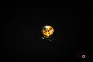 Saphir miel ovale. VS, color zoning, belle couleur. 0.61 ct. 5.3mm x 4.3mm