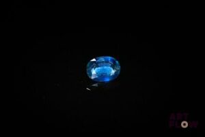 Saphir ovale. Jolie couleur. 0.72 ct. 6.9mm x 2.0mm