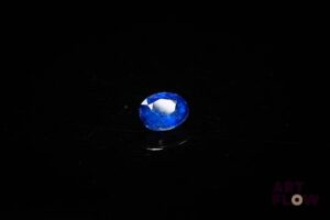 Saphir ovale. Jolie couleur, inclusions. 0.88 ct. 6.0mm x 4.5mm