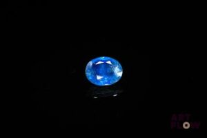 Saphir ovale. Jolie couleur, inclusions, givres. 1.49 ct. 7.3mm x 6.0mm
