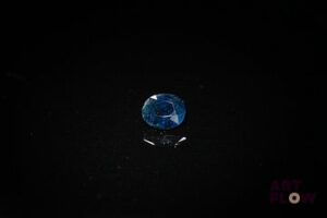 Saphir ovale. Probablement Australie. 0.64 ct. 5.2mm x 4.3mm