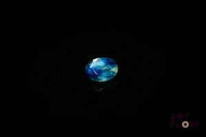 Saphir ovale. Probablement Australie. 0.86 ct. 6.7mm x 5.0mm