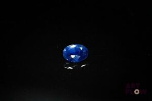 Saphir ovale. Probablement Australie. 0.87 ct. 6.5mm x 5.0mm