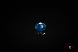 Saphir ovale. Probablement Australie, inclusions. 0.85 ct. 6.0mm x 4.7mm