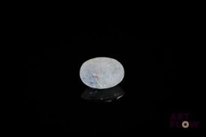 Saphir pâle ovale. Inclusions, givres. 2.29 cts. 8.8mm x 7.5mm