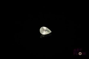 Saphir pâle poire. 0.38 ct. 5.5mm x 3.7mm