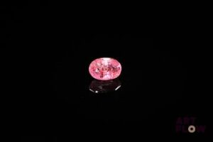 Saphir rose ovale. Inclusions, givres. 1.02 ct. 6.5mm x 4.5mm