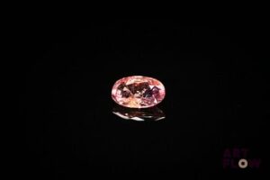 Saphir rose ovale. Jolie couleur, inclusions. 1.02 ct. 7.7mm x 5.0mm