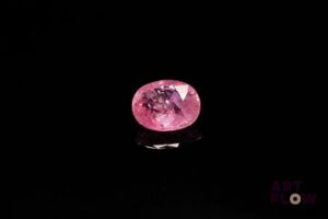 Saphir rose ovale. Très belle couleur, inclusions, givres. 1.63 ct. 7.8mm x 6.6mm