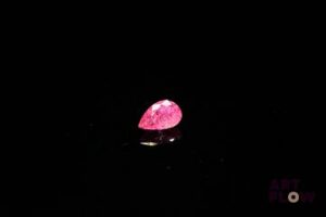 Saphir rose poire. Probablement Birmanie, inclusions. 0.44 ct. 5.5mm x 3.7mm