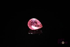 Saphir rose poire. Probablement Madagascar, inclusions. 1.83 ct. 8.5mm x 6.7mm