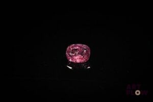 Saphir rose soutenu coussin. Probablement Mozambique, très belle couleur, non chauffé. 1.09 ct. 6.5mm x 5.0mm