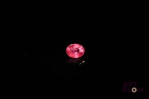 Saphir rose vif ovale. Très belle couleur, inclusions. 0.62 ct. 5.5mm x 4.3mm