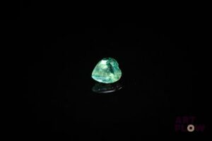Saphir vert coeur. Probablement Australie, jolie couleur. 0.58 ct. 5.5mm x 4.8mm