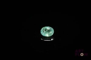 Saphir vert ovale. Probablement Australie. 0.92 ct. 6.3mm x 5.0mm