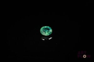Saphir vert ovale. Probablement Australie, inclusions. 0.74 ct. 5.7mm x 4.8mm