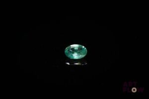 Saphir vert ovale. Probablement Tanzanie, jolie couleur. 0.61 ct. 6.0mm x 4.0mm