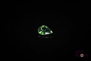 Saphir vert poire. Belle couleur, VS. 0.65 ct. 7.0mm x 5.0mm
