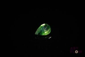 Saphir vert poire. Probablement Australie. 1.02 ct. 7.5mm x 5.3mm